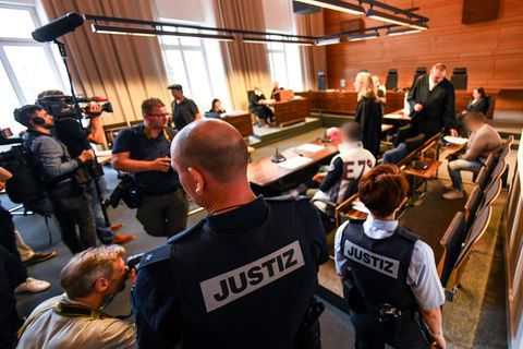 Das angeklagte Paar vor der Urteilsverkündung