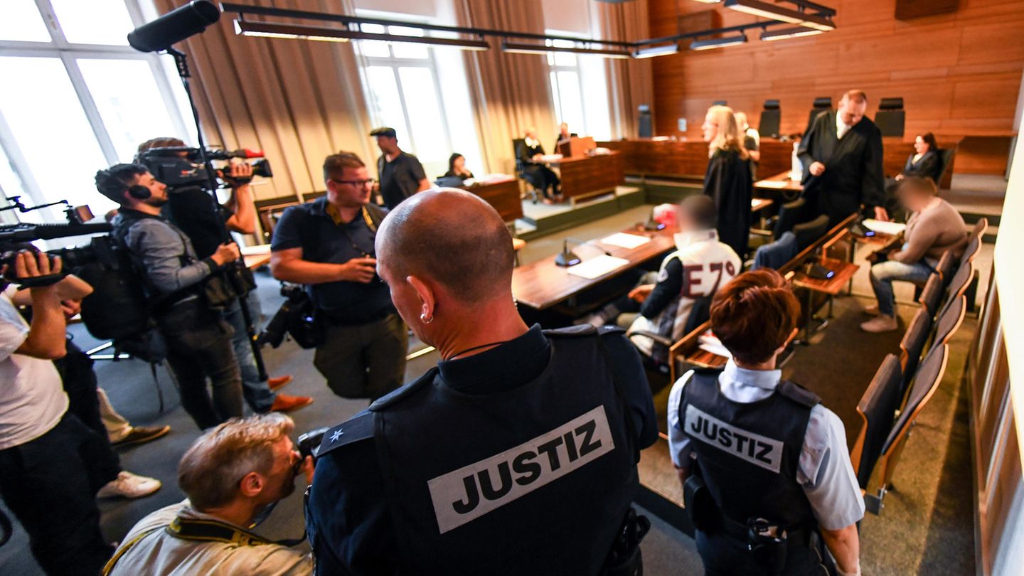 Das angeklagte Paar vor der Urteilsverkündung