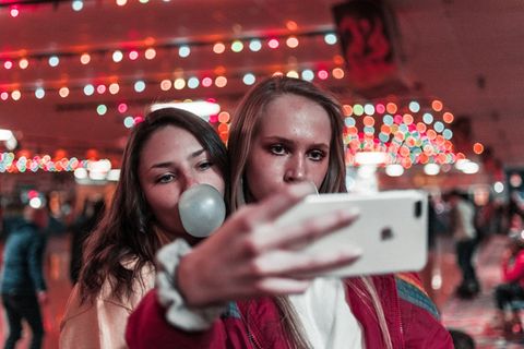 Selfies: Zwei Mädchen beim Selfie