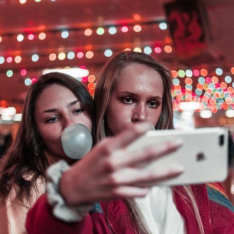 Selfies: Zwei Mädchen beim Selfie