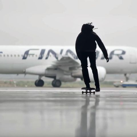 Skater auf dem Vorfeld des Helsinki Airport
