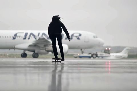 Skater auf dem Vorfeld des Helsinki Airport