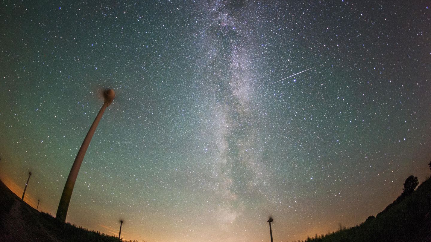 Eine Sternschnuppe am Himmel