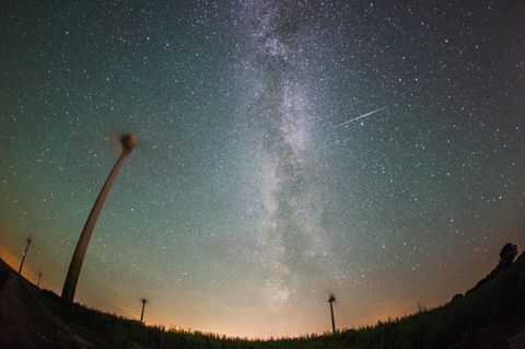 Eine Sternschnuppe am Himmel