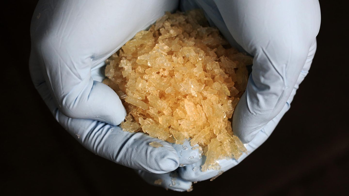 Ein Ermittler des Bundeskriminalamtes (BKA) hält die Droge Crystal Meth in seinen Händen.