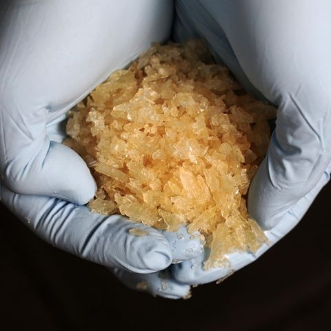 Ein Ermittler des Bundeskriminalamtes (BKA) hält die Droge Crystal Meth in seinen Händen.