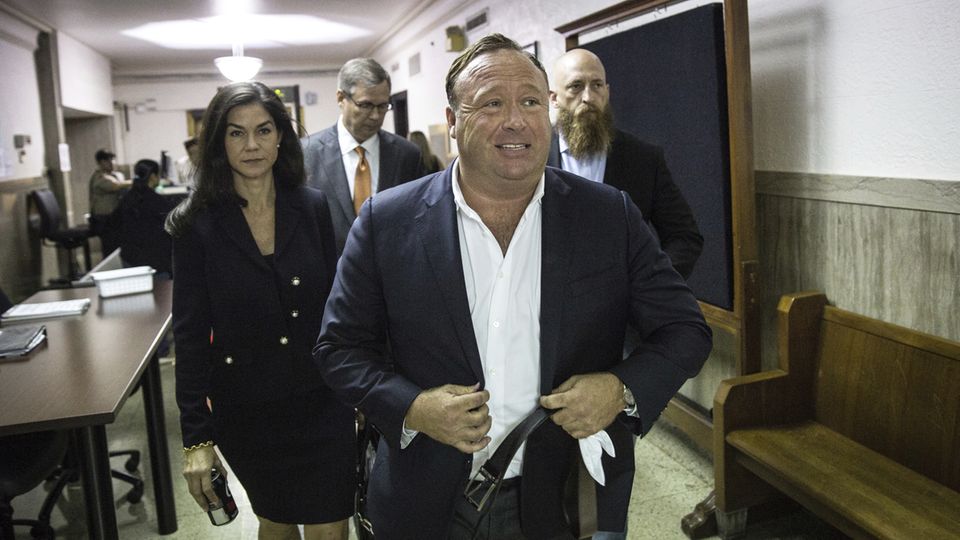 Brüllen gegen das Establishment: Warum Alex Jones von seinem Netz-Bann profitieren könnte