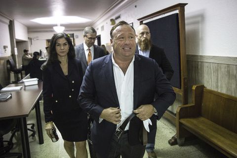 Brüllen gegen das Establishment: Warum Alex Jones von seinem Netz-Bann profitieren könnte