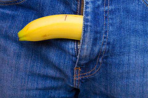 Penisbild: Eine Banane ragt aus einer Jeans