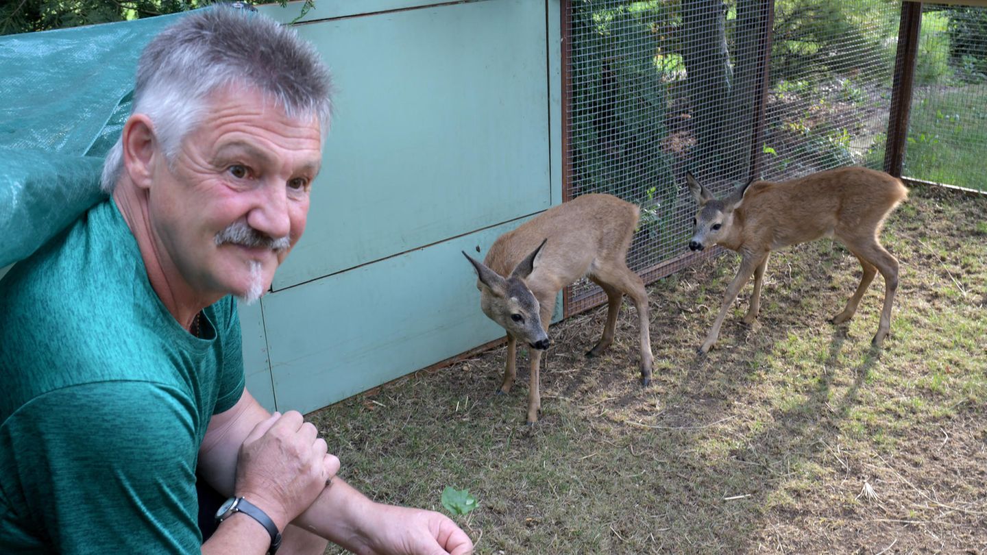 Werner Frank mit seinen beiden Zöglingen