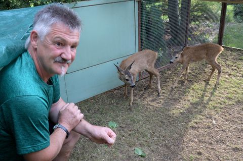 Werner Frank mit seinen beiden Zöglingen
