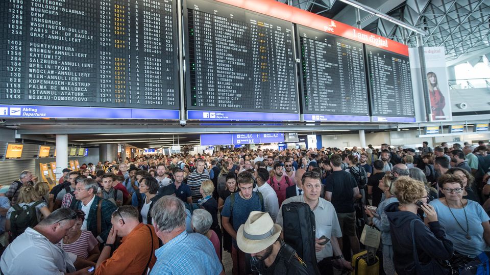 Am Frankfurter Flughafen läuft ein Teilräumung in einem der Abfertigungsgebäude