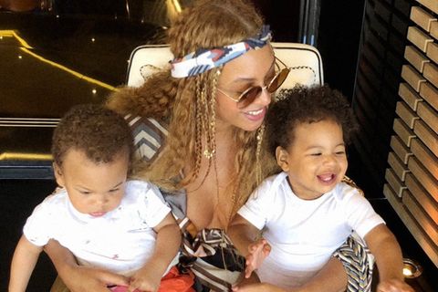 Dieses Foto ihrer Zwillinge Sir und Rumi (r.) postete Beyoncé Knowles auf ihrer Webseite