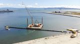 Die Anlage wird im Wasser montiert.