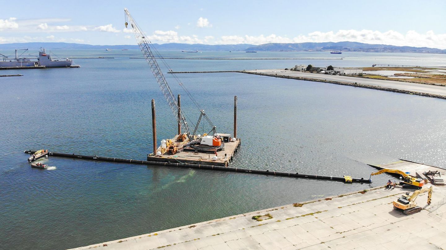 Die Anlage wird im Wasser montiert.