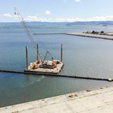 Die Anlage wird im Wasser montiert.