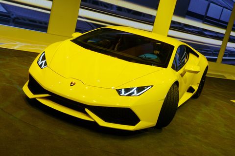 Ein knallgelber Lamborghini Huracán steht mit nach links eingeschlagenen Vorderrädern beim Genfer Autmobilsalon