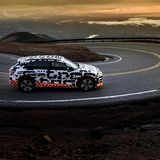 In schnell gefahrenen Kurven drängt die Maße des Elektro-SUVs nach außen