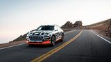 Der Audi e-tron quattro kann auch segeln