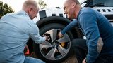 Die Prüfung ergibt es: Nach der zurückhaltenden Bergabfahrt ist die Bremsscheibe kalt - der Rekuperation sei Dank