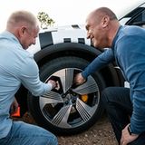 Die Prüfung ergibt es: Nach der zurückhaltenden Bergabfahrt ist die Bremsscheibe kalt - der Rekuperation sei Dank