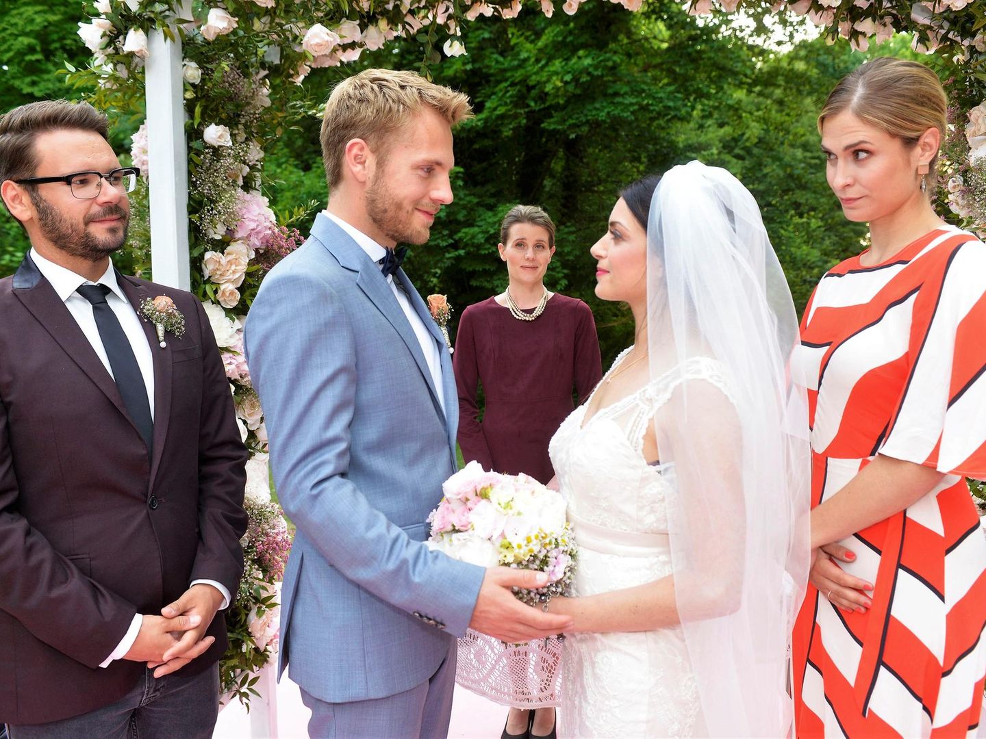 GZSZ: Romantische Traumhochzeit bei "Gute Zeiten, schlechte Zeiten" | STERN.de