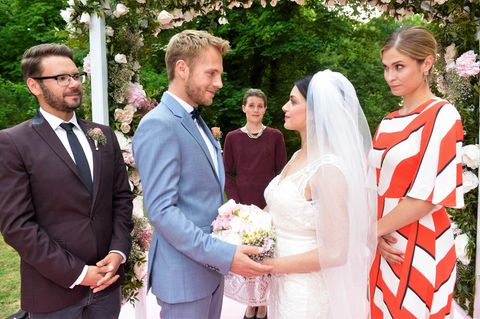 Emily (Anne Menden) und Paul (Niklas Osterloh) geben sich bei GZSZ das Ja-Wort.