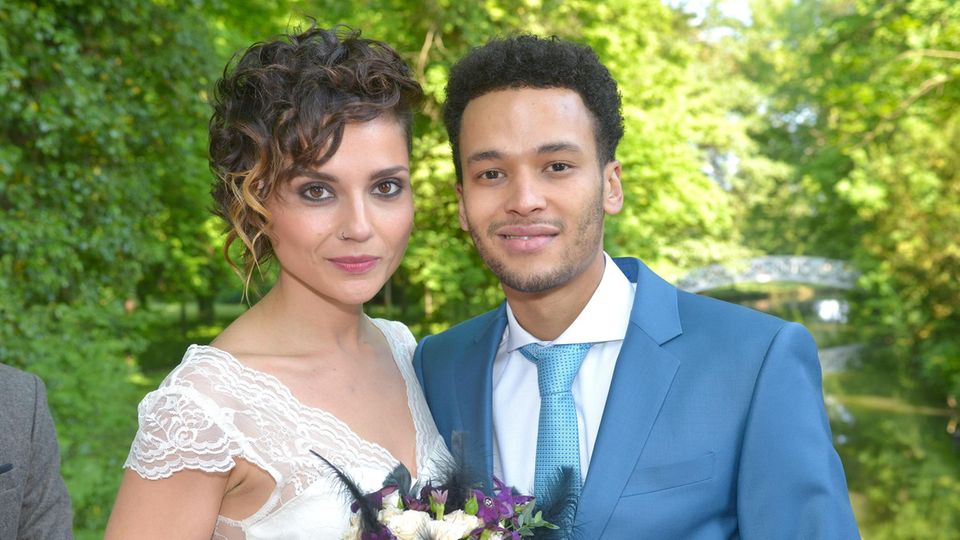 Anni Brehme (Linda Marlen Runge) heiratet 2015 zum Schein Flüchtling Amar Akram (Thando Walbaum)