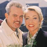 1997 geben sich Elisabeth Meinhart (Lisa Riecken)  und A. R. Daniel (Hans Christiani) das Ja-Wort
