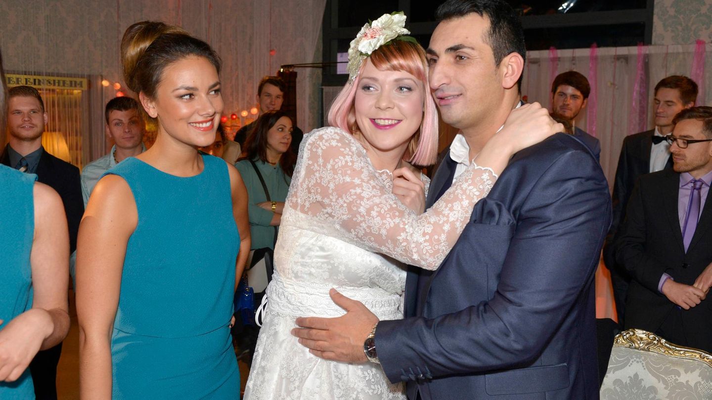 Auch Macho Mesut Yildiz (Mustafa Alin) traut sich 2015 mit Freundin Nele Lehmann (Ramona Demsey)