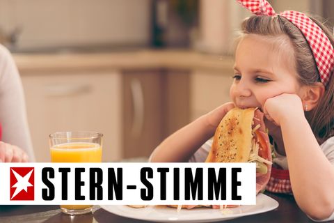 Einem Mädchen schmeckt das Essen nicht