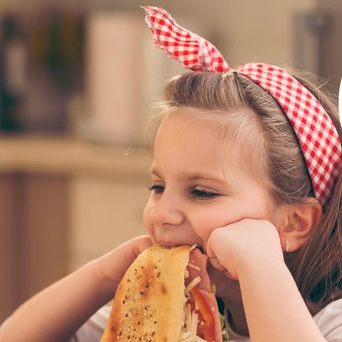 Einem Mädchen schmeckt das Essen nicht