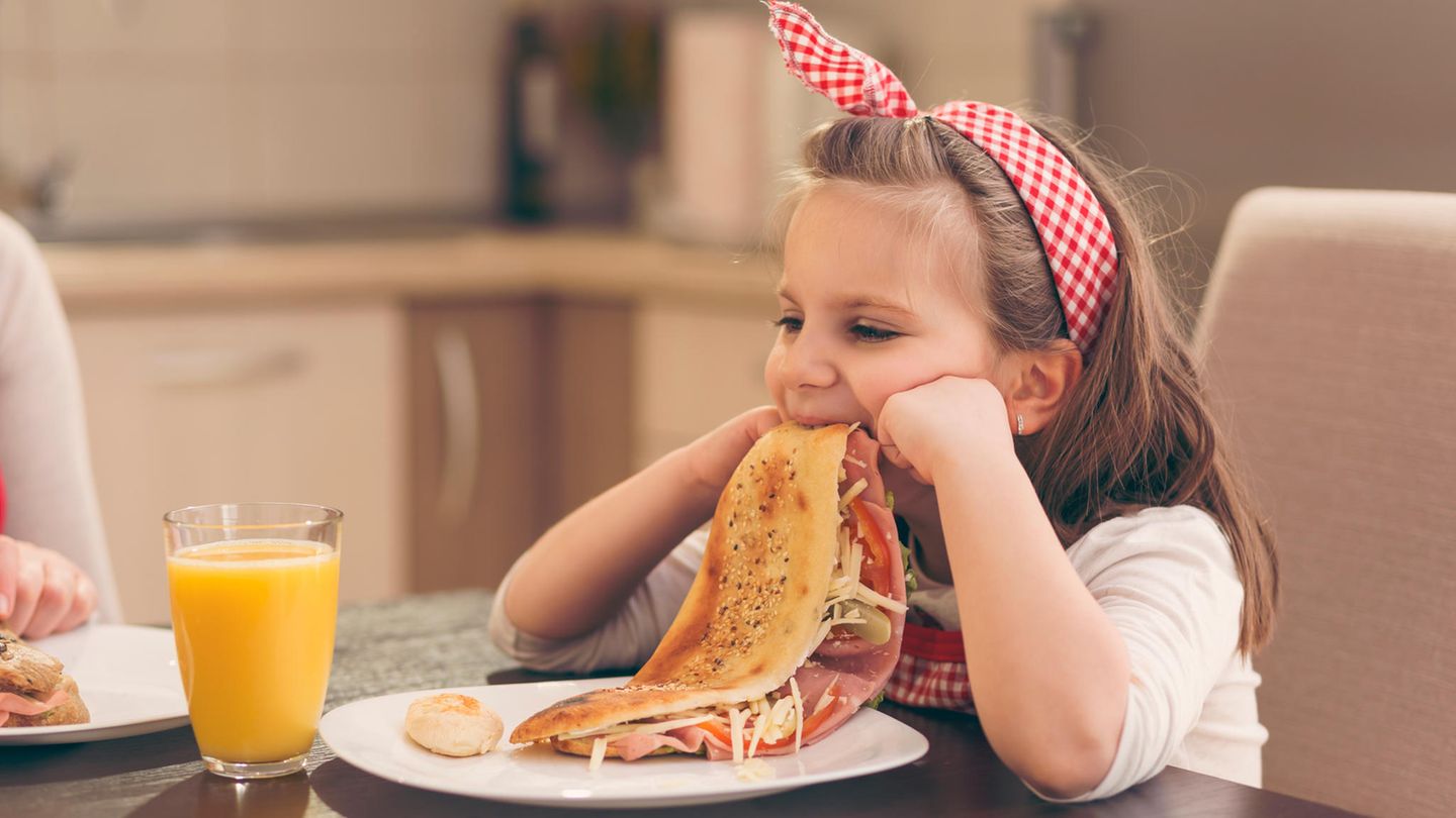Einem Mädchen schmeckt das Essen nicht