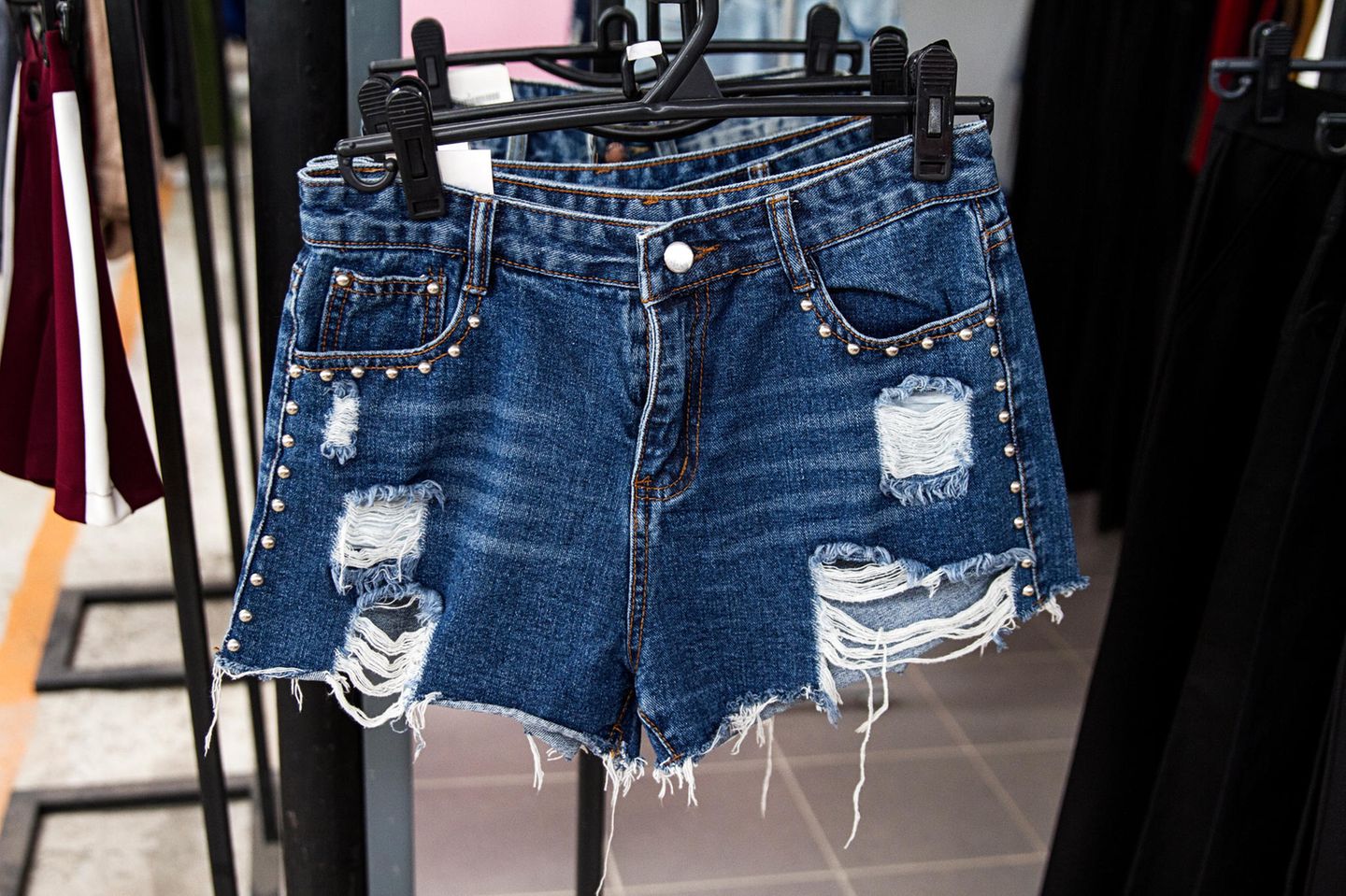Ein kurze Jeans mit Löchern