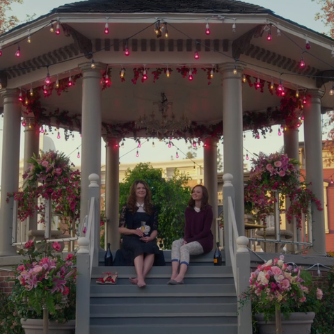 Lorelai und Rory aus der Serie Gilmore Girls im Pavillon von Stars Hollow.