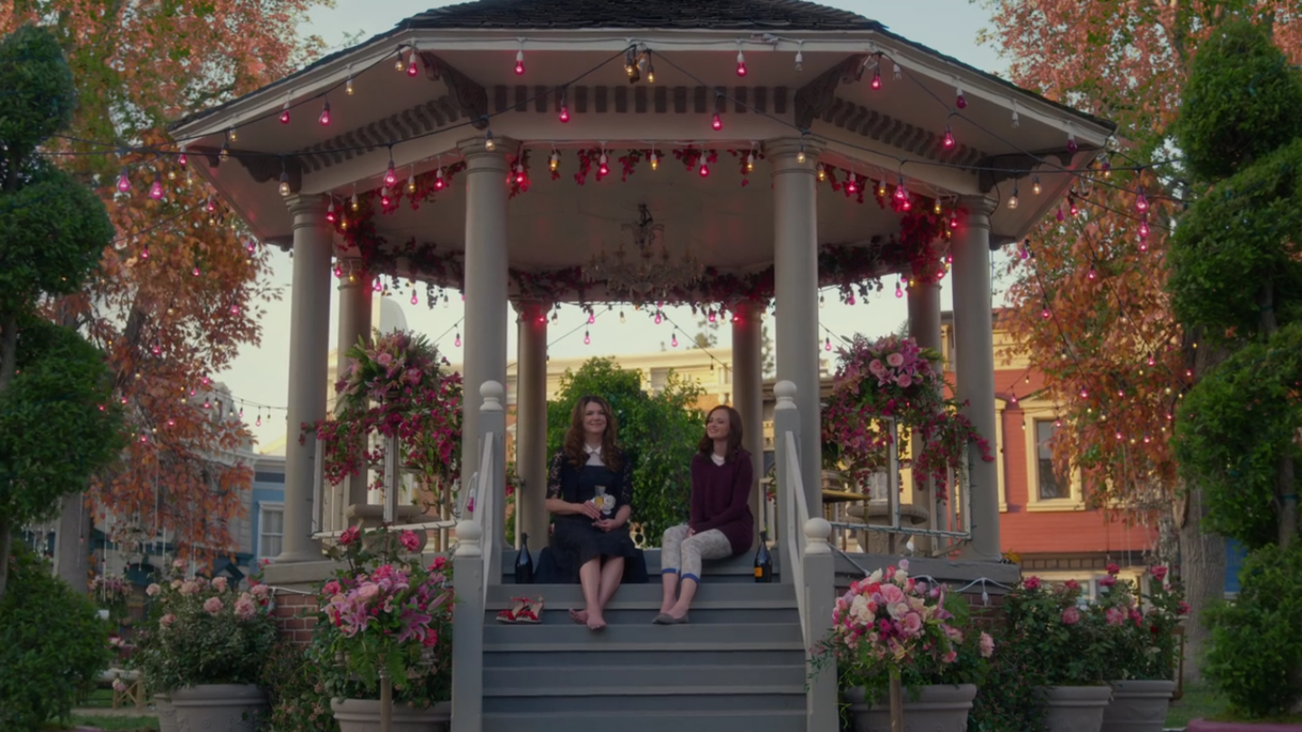Lorelai und Rory aus der Serie Gilmore Girls im Pavillon von Stars Hollow.