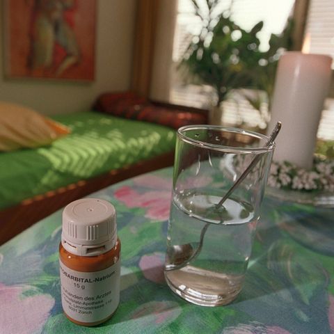 Zur aktiven Sterbehilfe in Belgien: Das Betäubungsmittel Natrium-Pentobarbital und ein Glas Wasser