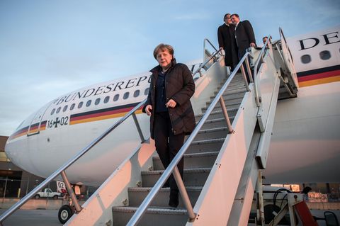 Bundeskanzlerin Angela Merkel verlässt über die Treppe ein Regierungsflugzeug