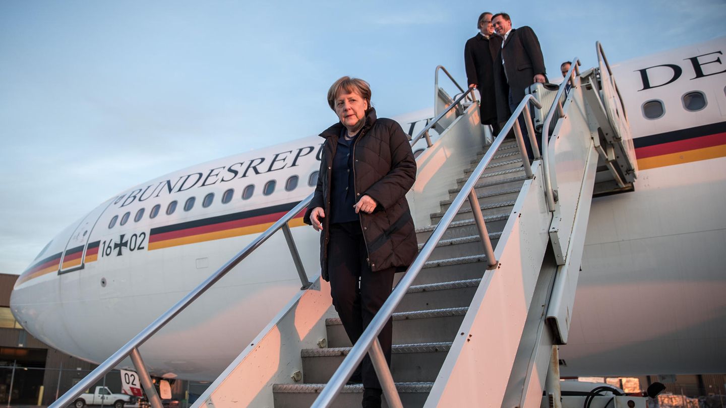 Bundeskanzlerin Angela Merkel verlässt über die Treppe ein Regierungsflugzeug