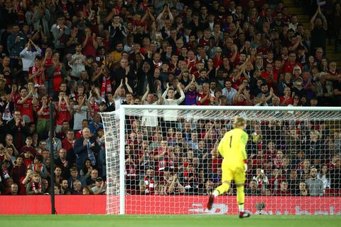 Während Loris Karius im leuchtend gelben Torwart-Dress ins Tor läuft, applaudieren ihm die Liverpool-Fans auf der Tribüne