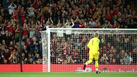 Während Loris Karius im leuchtend gelben Torwart-Dress ins Tor läuft, applaudieren ihm die Liverpool-Fans auf der Tribüne