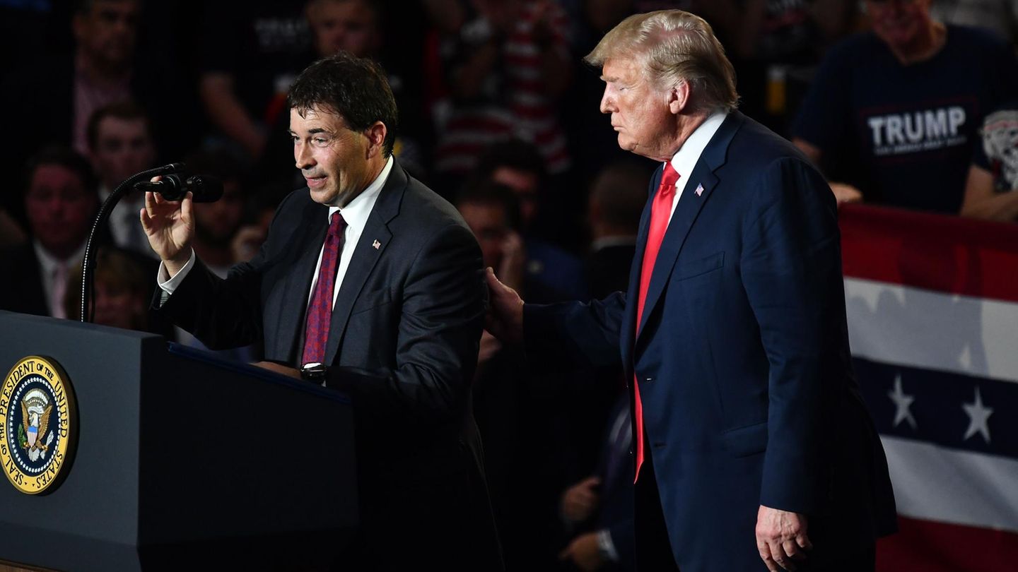 Der republikanischen Kongresskandidat Troy Balderson (l.) steht bei einer Wahlkampfveranstaltung neben US-Präsident Donald Trump