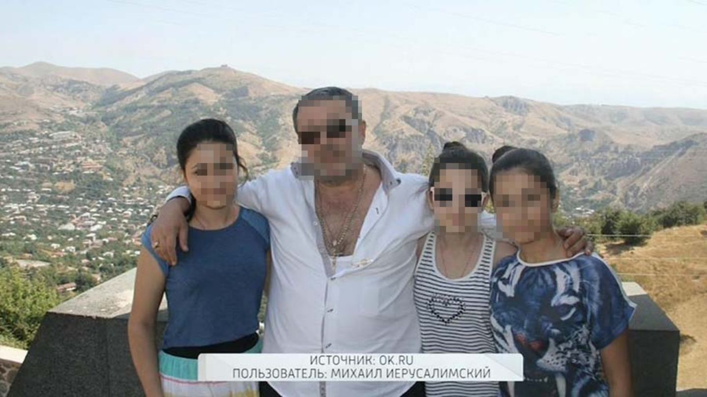 Michail Chatschaturjan mit seinen drei Töchtern 