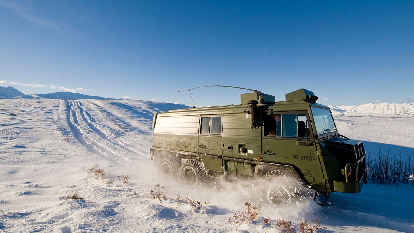 Geländewagen: Geschlossene Ausführung mit drei Achsen im Armeedienst in Neuseeland. Geschlossene Ausführung mit drei Achsen im Armeedienst in Neuseeland.