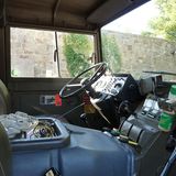 Die Fahrerkabine ist ebenso rustikal wie der Rest des Fahrzeugs.