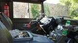 Die Fahrerkabine ist ebenso rustikal wie der Rest des Fahrzeugs.