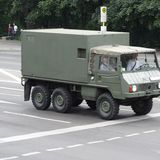 Dreiachser mit großem Kastenaufbau.