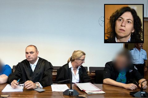 Berrin T. (l.) und Christian L. mit ihren Verteidigern vor dem Urteilsspruch im Prozess zum Missbrauchsfall von Staufen