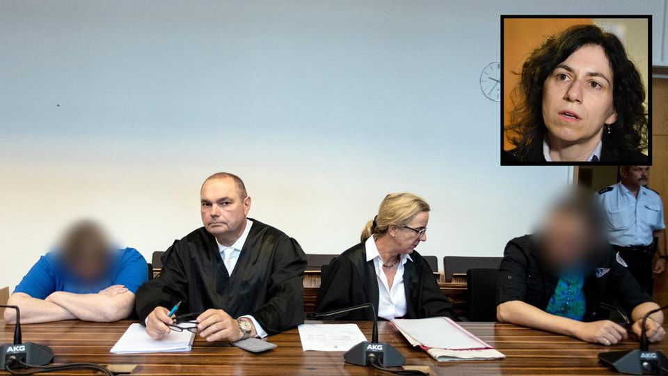 Berrin T. (l.) und Christian L. mit ihren Verteidigern vor dem Urteilsspruch im Prozess zum Missbrauchsfall von Staufen