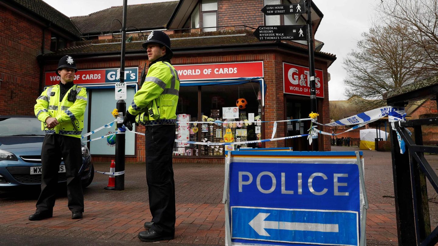 Im März 2018 stehen englische Polizisten nahe der Stelle, an der der russische Ex-Spion Sergej Skripal und seine Tochter vergiftet aufgefunden wurden